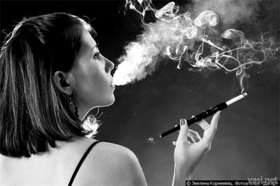 Хочешь курить кури слушать. Женщина курит. Курение картинки. Картинки курящих женщин.