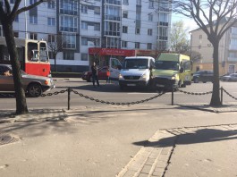 В центре Калининграда столкнулись маршрутка и микроавтобус: заблокировано движение трамваев