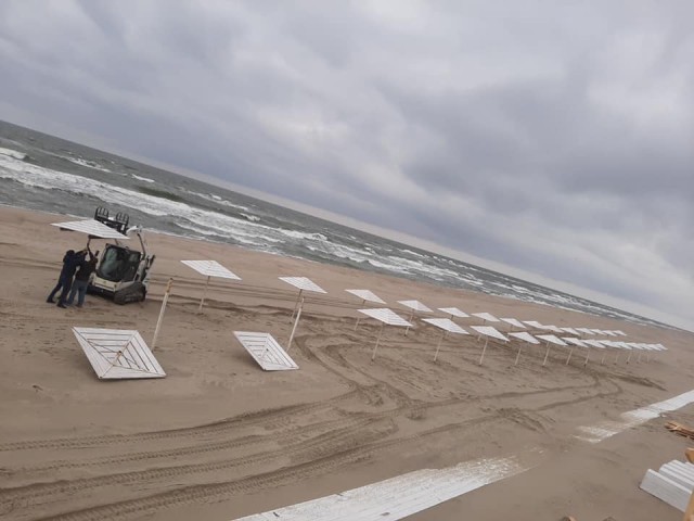 В Янтарном начали готовиться к «послеапокалипсисному» пляжному сезону