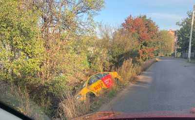 На улице Старокаменной в Калининграде в кювет опрокинулась машина такси