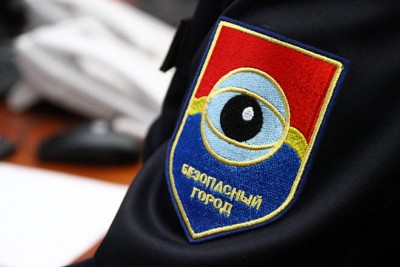 Камеры «Безопасного города» фиксируют «обнимашки и целовашки» на стоянке перед СК «Янтарный»