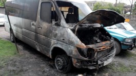 В Черняховске полицейские подозревают пенсионерку в поджоге соседского микроавтобуса