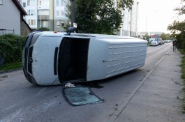 В Калининграде после столкновения с легковушкой опрокинулся микроавтобус  (фото)