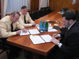 Сергей Безбережьев на фото справа