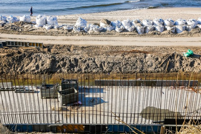 В Зеленоградске назвали новые сроки завершения работ по берегоукреплению на западном пляже