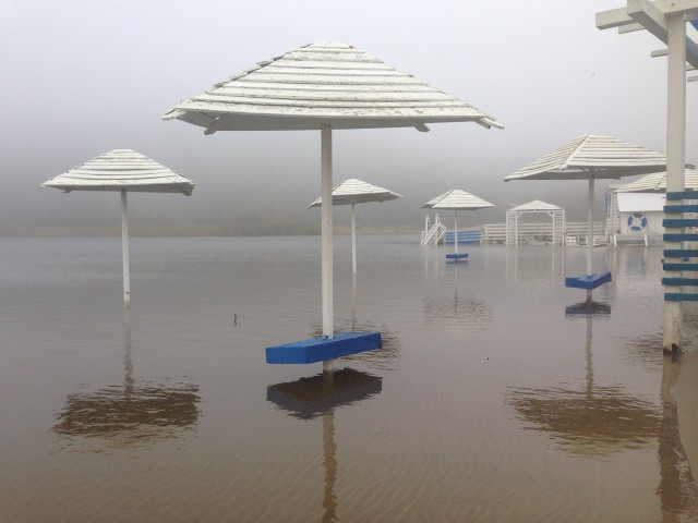 В Янтарном затопило пляж у озера рядом с шахтой Анна