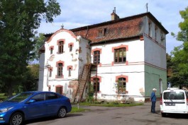 На капремонт старинного здания бывшего привокзального отеля в Правдинске выделяют 25 млн рублей