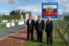 На всех пунктах пропуска Калининградской области установили щиты с гербом и флагом