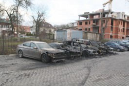 «Ни колёс, ни руля»: подробности крупного возгорания дорогих автомобилей на улице Коломенской (фото, видео)
