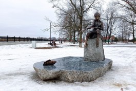 На набережной в Полесске установили скульптуру мальчика, который ловит рыбу