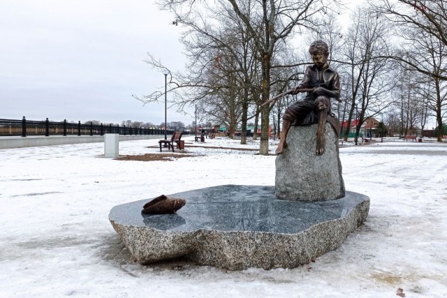 На набережной в Полесске установили скульптуру мальчика, который ловит рыбу