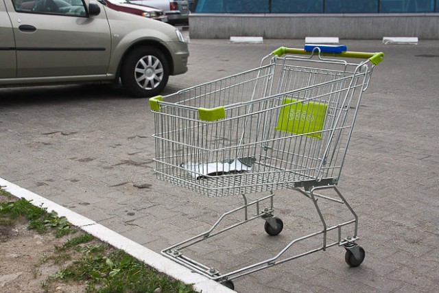 Сбитая тележкой в супермаркете жительница Калининграда требует 1 млн рублей 