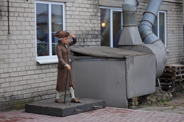 Скульптуру Канта перенесли с Острова во двор на улице Нарвской