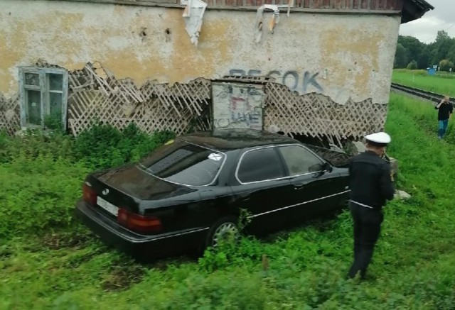 На трассе Калининград — Балтийск автомобиль вылетел с дороги и врезался в дом