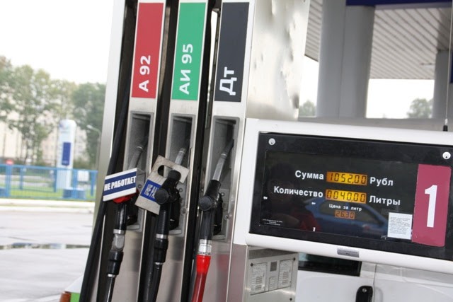 За год бензин в Калининградской области подорожал на 9%, «дизель» — почти на 15%