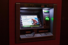 В Калининграде завели дело на мужчину, который украл деньги из банкомата