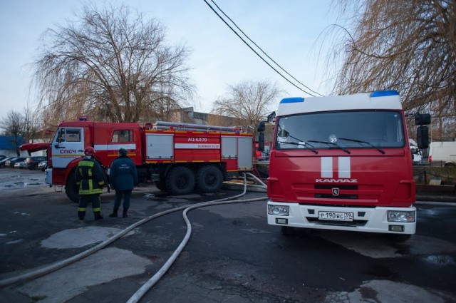 Спасатели эвакуировали восемь человек из горящего дома на аллее Смелых в Калининграде