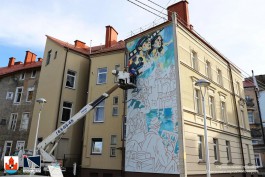 На фасаде старинного дома в Советске создают мурал о съёмках кино (фото)