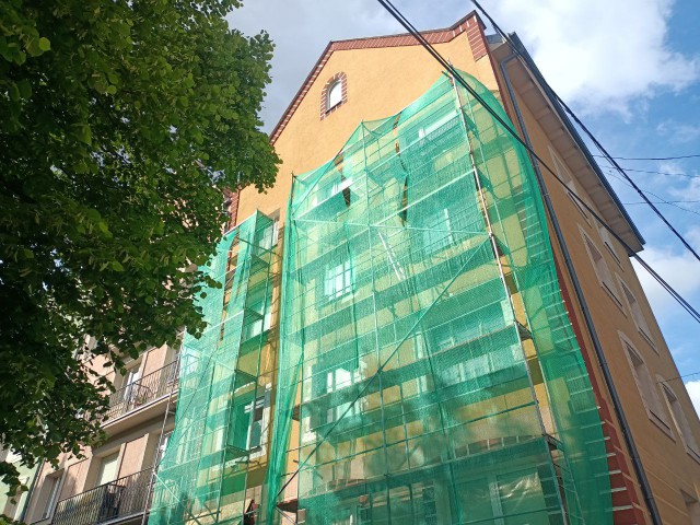 На Ленинском проспекте в Калининграде ремонтируют повреждённый фасад «ганзейского» дома