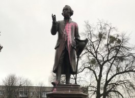 «Кант в розовых тонах»: что известно о вандалах, испортивших памятник у здания БФУ в Калининграде (фото, видео)