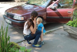 Прокуратура Калининграда требует наказать женщину, оставившую ребёнка в машине на солнце