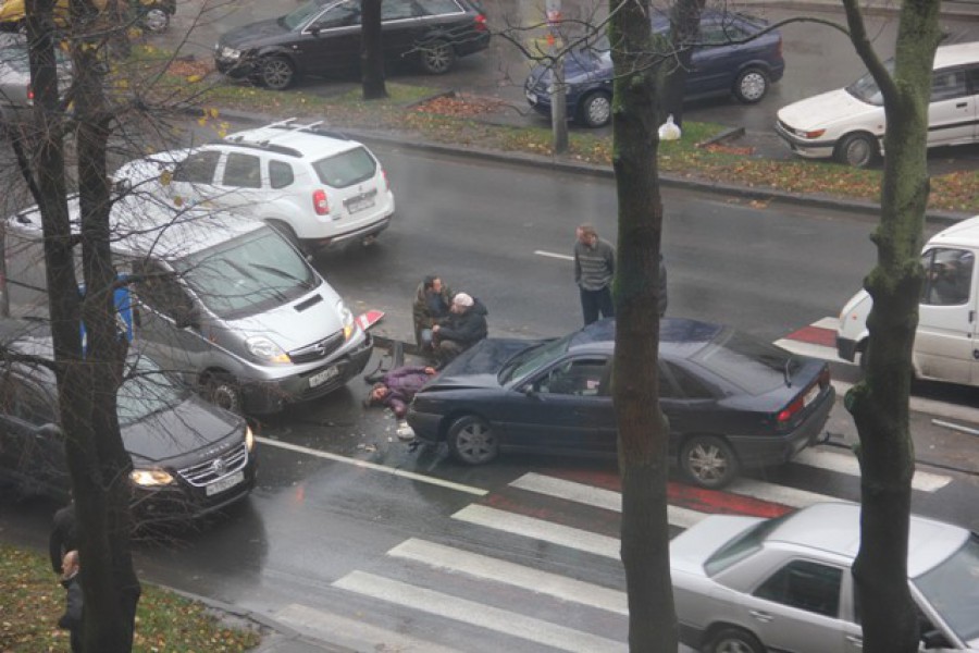На улице Невского в Калининграде водитель «Рено» сбил двух пенсионерок на зебре (фото)