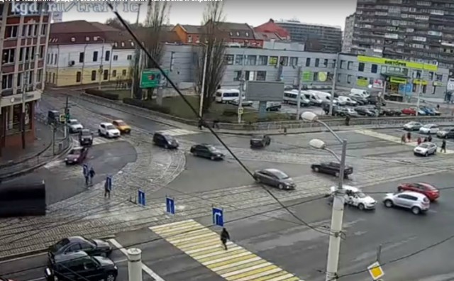 На улице Фрунзе в Калининграде БМВ вылетел на тротуар и сбил человека, после чего скрылся (видео)