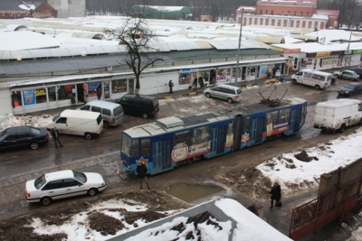 В Калининграде неправильно припаркованные автомобили мешают движению трамваев (фото)