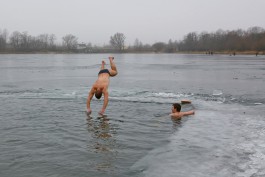 Полынью на озере Шенфлиз, в которой утонул калининградец, прорубили «Янтарные моржи» (видео)