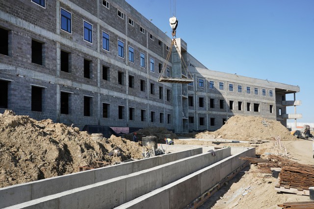 За месяц строительная готовность калининградского онкоцентра выросла на 5%