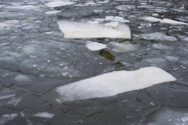 В озере на окраине Калининграда рыбак провалился под лёд и утонул