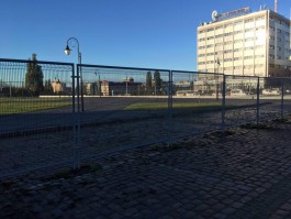 В Калининграде убирают металлический забор рядом с Домом Советов
