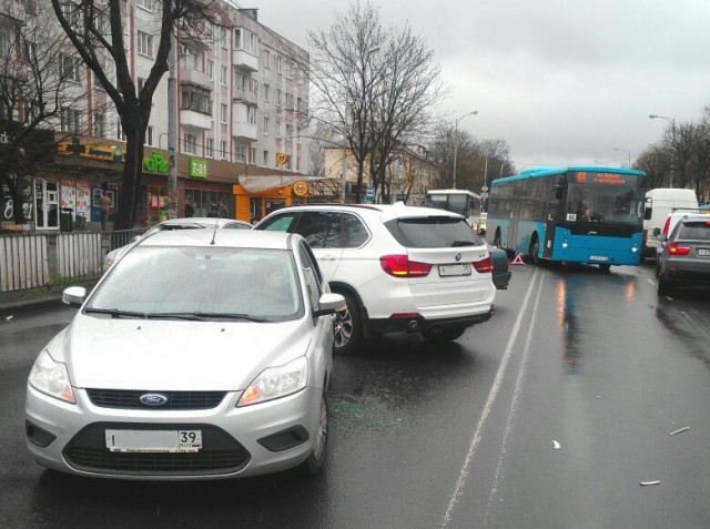 Из-за массового ДТП заблокировано движение на улице Невского в Калининграде