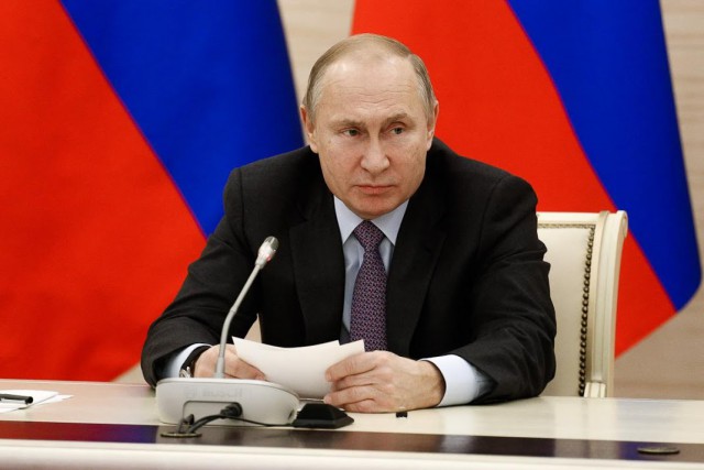 Путин объявил о выплате всем семьям с детьми школьного возраста по десять тысяч рублей