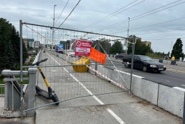 В Калининграде перекрыли пешеходную часть эстакадного моста для ремонта тротуара (фото)
