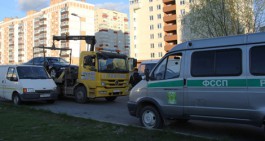 Приставы в Калининграде арестовали две машины у семейной пары за долги
