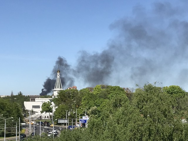 Калининградцы сообщают о столбе чёрного дыма над городом