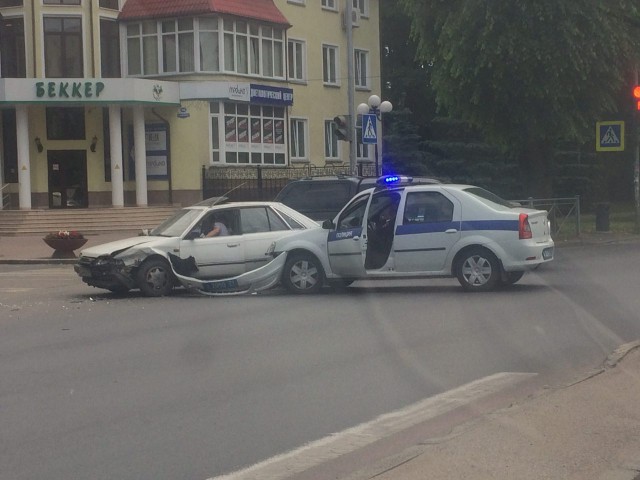 На ул. Невского в Калининграде полицейский автомобиль врезался в легковушку: движение затруднено