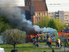 У Кафедрального собора в Калининграде сгорел фургон «Мерседес»