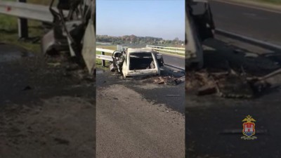 На Приморском кольце «Опель» врезался в отбойник и загорелся: погиб водитель (видео)