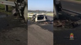 На Приморском кольце «Опель» врезался в отбойник и загорелся: погиб водитель (видео)