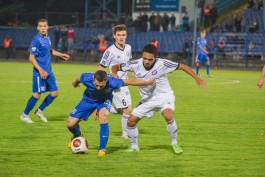 Алексей Алексеев ведёт борьбу за мяч с камазовцем