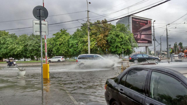 «Выше порогов»: после дождя в Калининграде затопило несколько улиц
