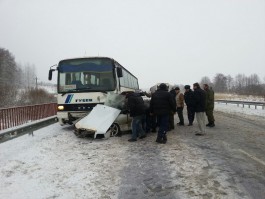 На трассе Калининград — Черняховск «Мерседес» врезался в рейсовый автобус: погибла женщина (видео) (видео)