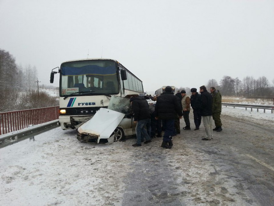 На трассе Калининград — Черняховск «Мерседес» врезался в рейсовый автобус: погибла женщина (видео) (видео)