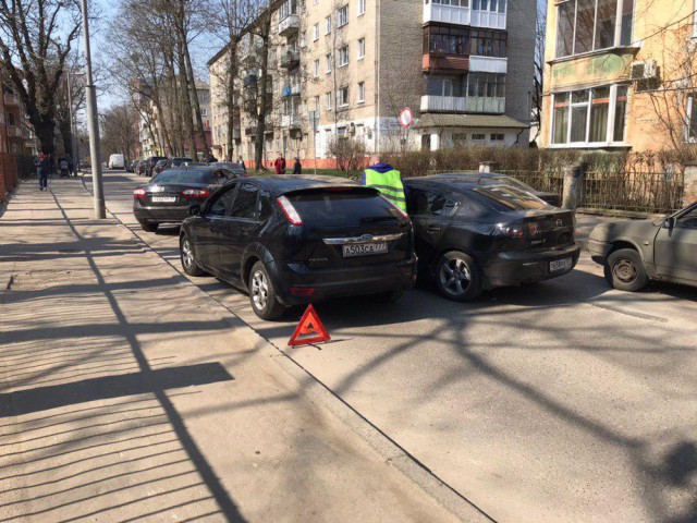 На улице Чайковского в Калининграде столкнулись «Форд» и «Мазда»: дорога перекрыта (фото)
