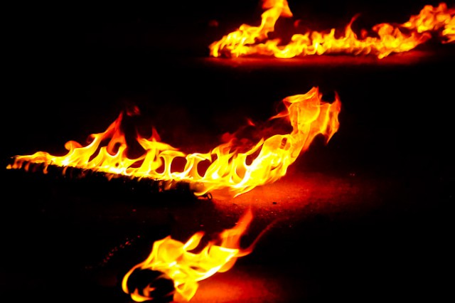 В Калининграде огонь от загоревшегося столба перекинулся на автомобиль