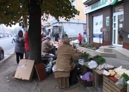 Полиция оштрафовала продавцов с мини-рынка на ул. Багратиона в Калининграде за незаконную торговлю
