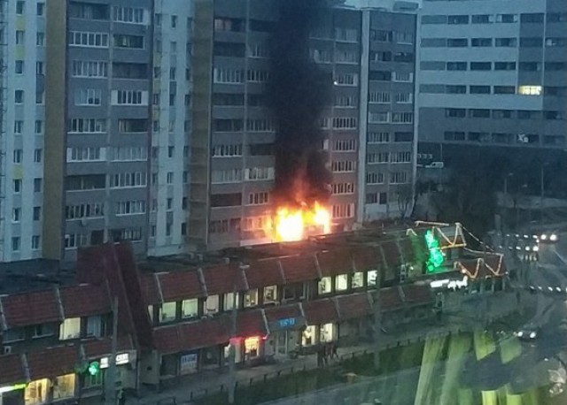 На Московском проспекте в Калининграде произошёл пожар рядом с библиотекой имени Чехова (видео)