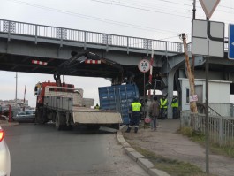 В Калининграде упавший на дорогу контейнер перекрыл движение по двухъярусному мосту
